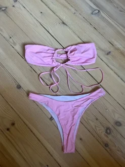 Kirkkaan pinkit bikinit