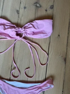 Kirkkaan pinkit bikinit