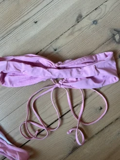 Kirkkaan pinkit bikinit