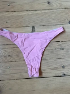 Kirkkaan pinkit bikinit