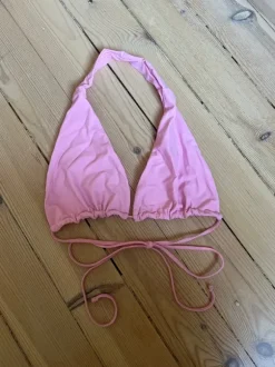 Kirkkaan pinkit bikinit