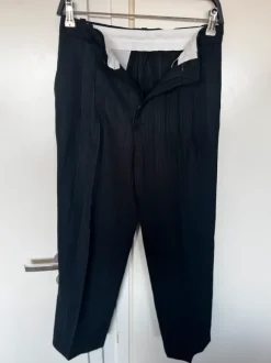 Klassinen tummanharmaa liituraitapuku – Koko 44