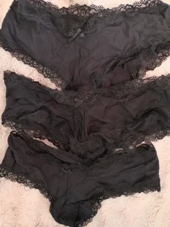 Kolmet mustat stringi-alushousut