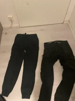 kolmet reisitaskuhousut