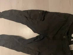 kolmet reisitaskuhousut