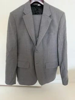 Kolmiosainen miesten puku