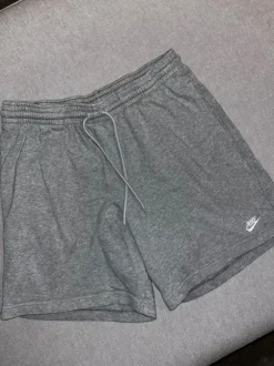 Korkeavyötäröiset Nike college shortsit