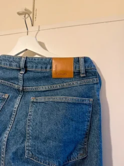 Korkeavyötäröiset tummansiniset farkut