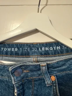 Korkeavyötäröiset tummansiniset farkut