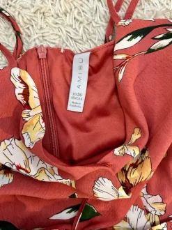 Kukkakuosinen jumpsuit