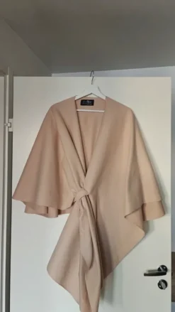 Käyttämätön beige shaali
