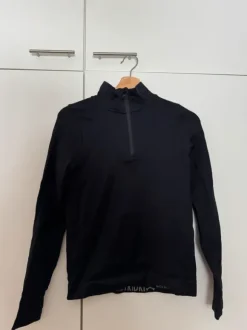 Käyttämättä jäänyt treenipaita