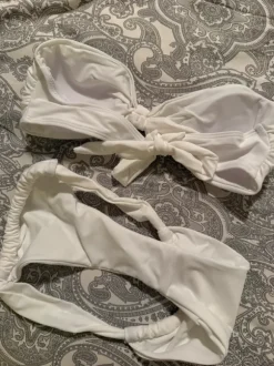 Käyttämättömät bikinit