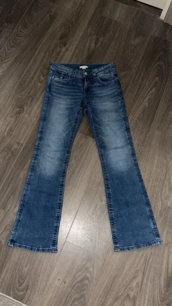 Käyttämättömät farkut kokoa S