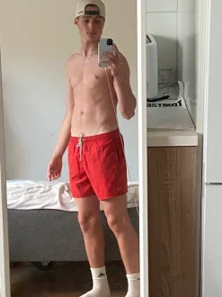 Lacoste punaiset uimashortsit, koko M – kesän komeimmille rantapäiville