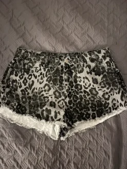 Leopardi farkkushortsit