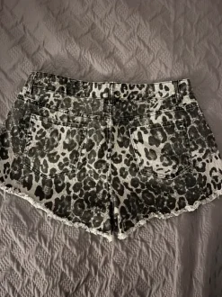 Leopardi farkkushortsit