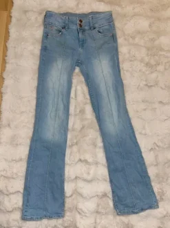 Leveälahkaiset farkut