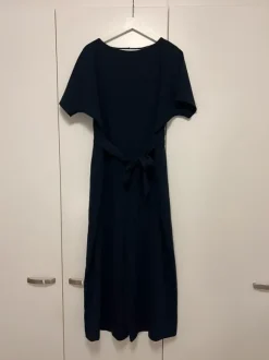 Leveälahkeinen haalari