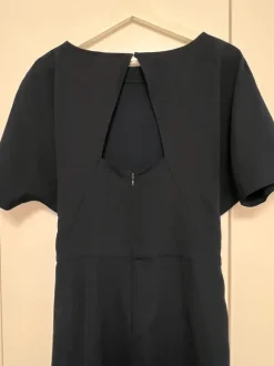 Leveälahkeinen haalari