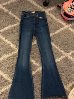 Leveälahkeiset farkut