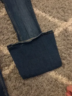 Leveälahkeiset farkut