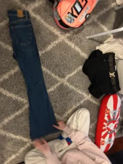 Leveälahkeiset farkut