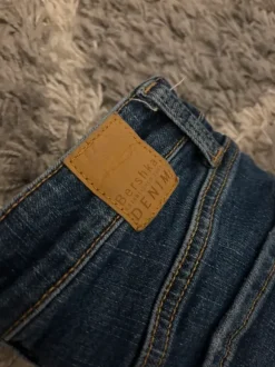 Leveälahkeiset farkut