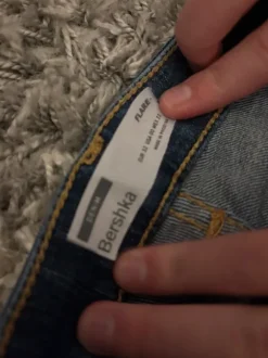 Leveälahkeiset farkut