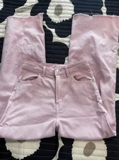 Leveälahkeiset farkut