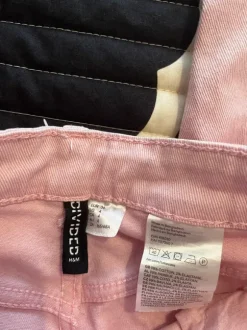 Leveälahkeiset farkut