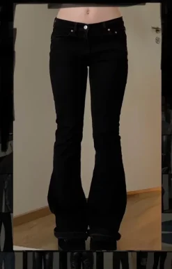 Leveälahkeiset farkut