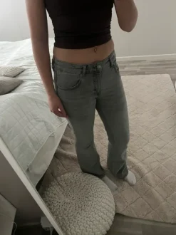 Leveälahkeiset farkut M