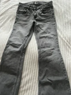 Leveälahkeiset farkut M