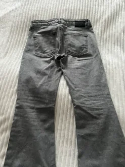 Leveälahkeiset farkut M