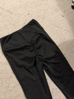 Leveälahkeiset housut