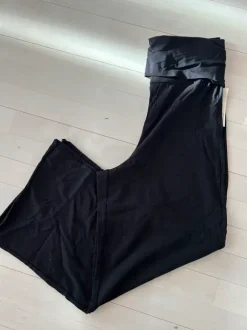 Leveälahkeiset housut