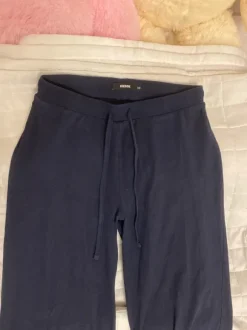 Leveälahkeiset housut