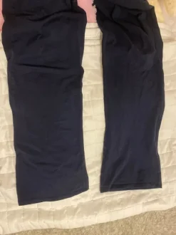 Leveälahkeiset housut