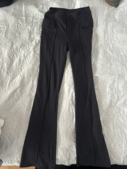 Leveälahkeiset housut