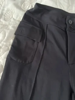 Leveälahkeiset housut