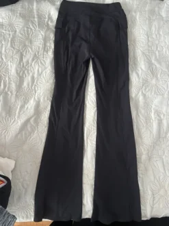 Leveälahkeiset housut