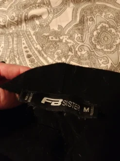 Leveälahkeiset housut