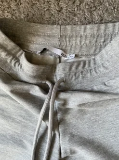 Leveälahkeiset housut