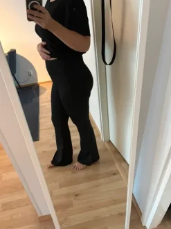 Leveälahkeiset legginssit/housut