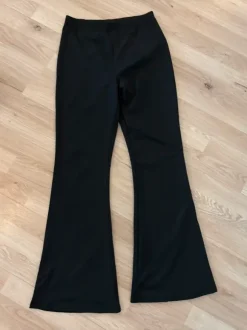 Leveälahkeiset legginssit/housut