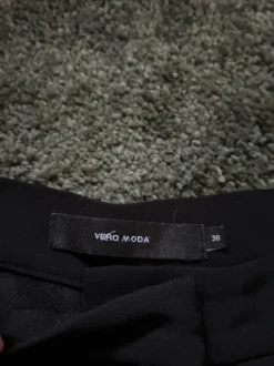 Leveälahkeiset suorat housut