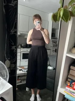 Leveälahkeiset suorat housut