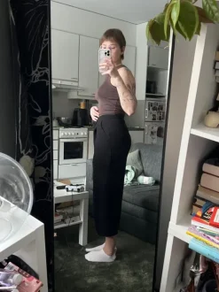 Leveälahkeiset suorat housut