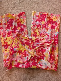 Leveälahkeiset trikoohousut